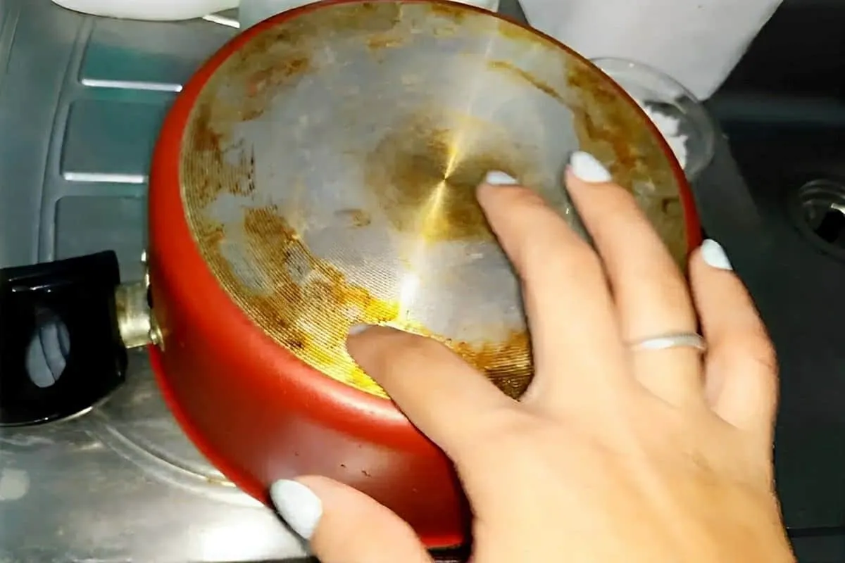Aprendi como tirar gordura de panela com apenas 2 ingredient