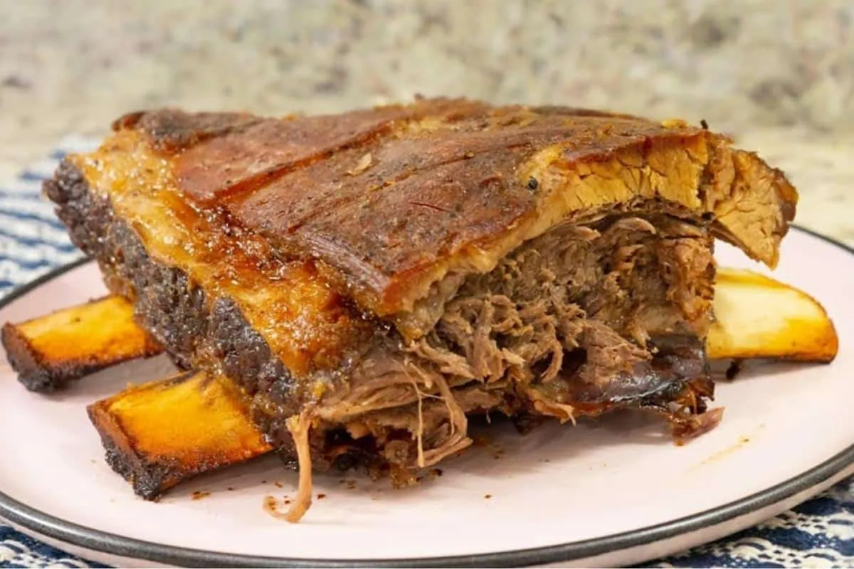 Aprendi uma receita de costela assada no forno que desfia e