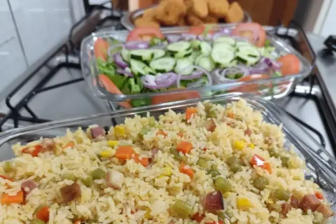 Arroz a grega: o acompanhamento que não pode faltar no seu a