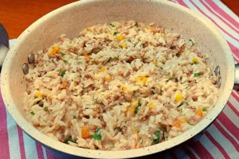 Arroz carreteiro de carne moída bem temperadinho e soltinho,