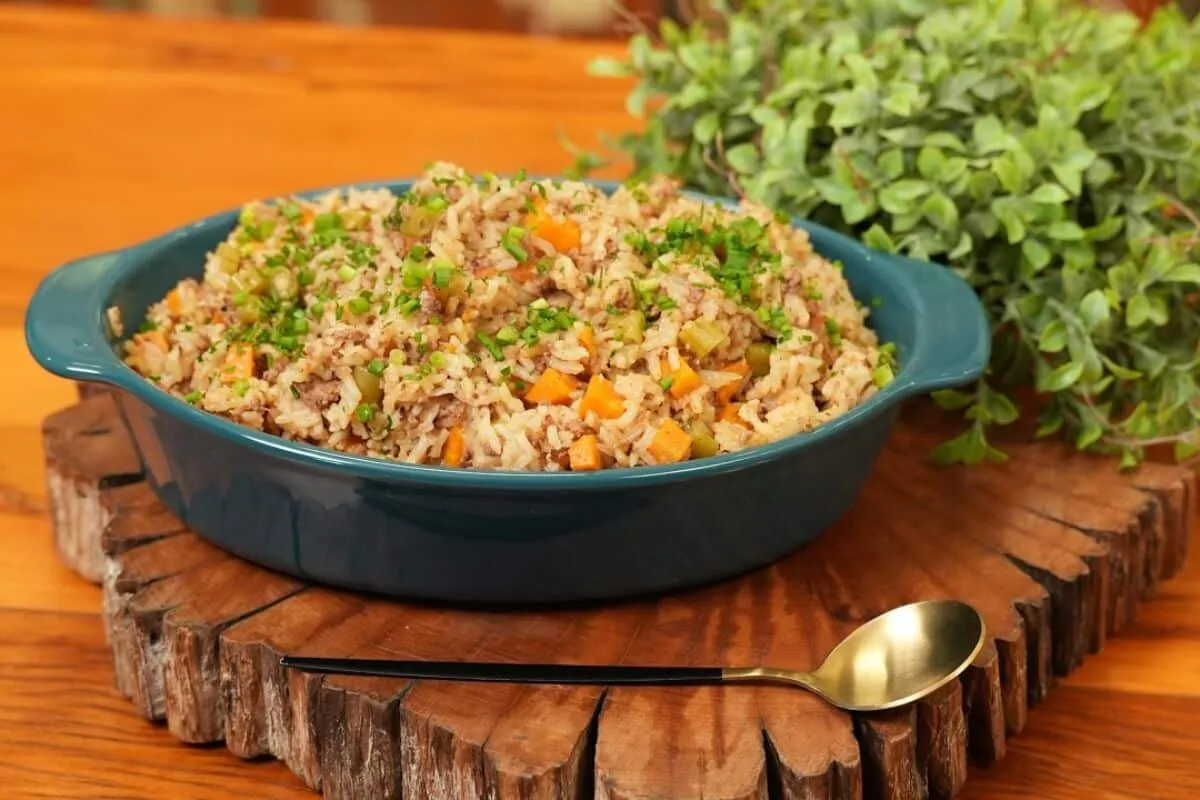 Arroz com carne moída feito na panela de pressão de um jeito