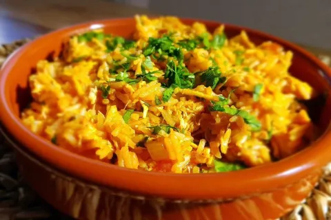 Arroz com frango cremoso feito em uma panela só, uma refeiçã