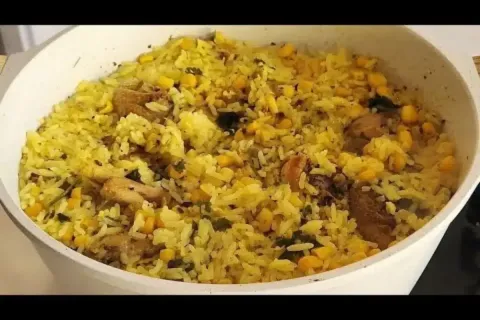 Arroz com frango delicioso feito numa panela só, uma refeiçã