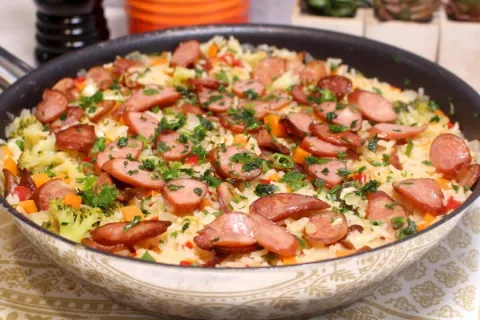 Arroz com linguiça muito saboroso e feito em uma panela só, 