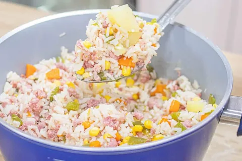 Arroz com linguiça toscana feito em uma única panela para vo