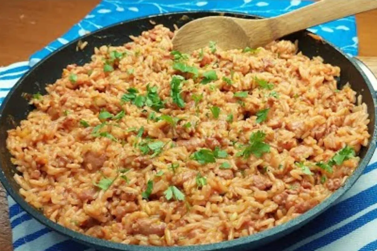Arroz com linguiça, uma refeição rápida e deliciosa feita em