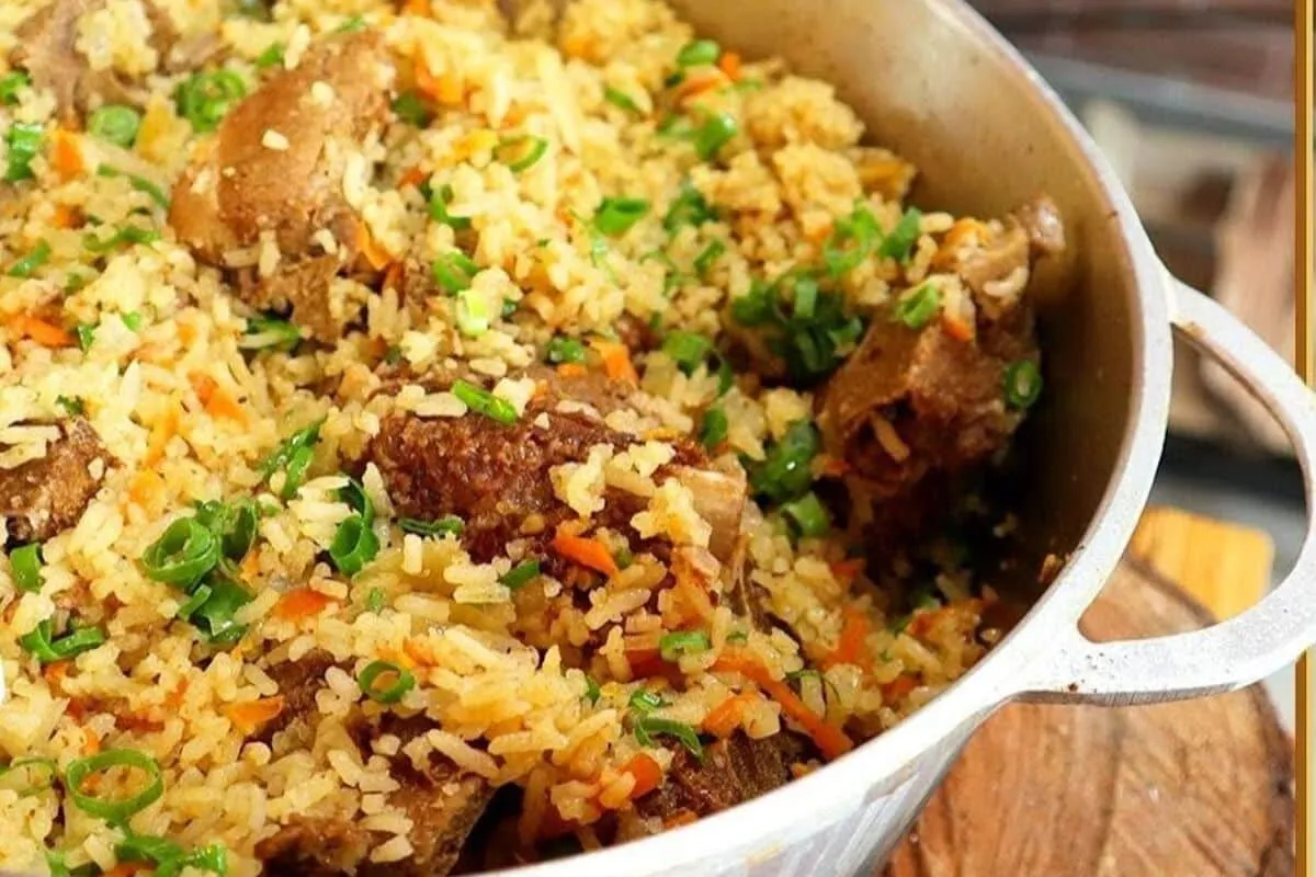 Arroz com suã de porco feito em uma panela só que fica soltinho e muito saboroso para o almoço