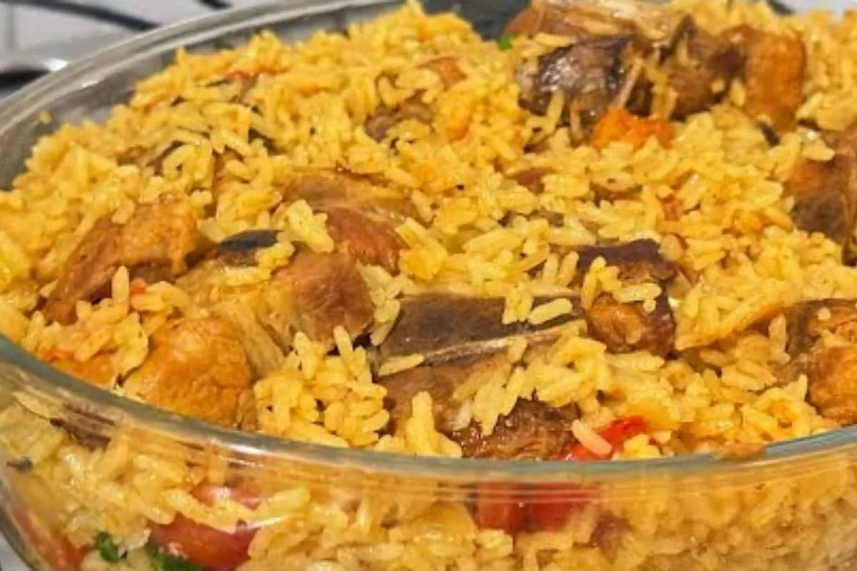 Arroz de costelinha suína, que fica bem saboroso e suculento