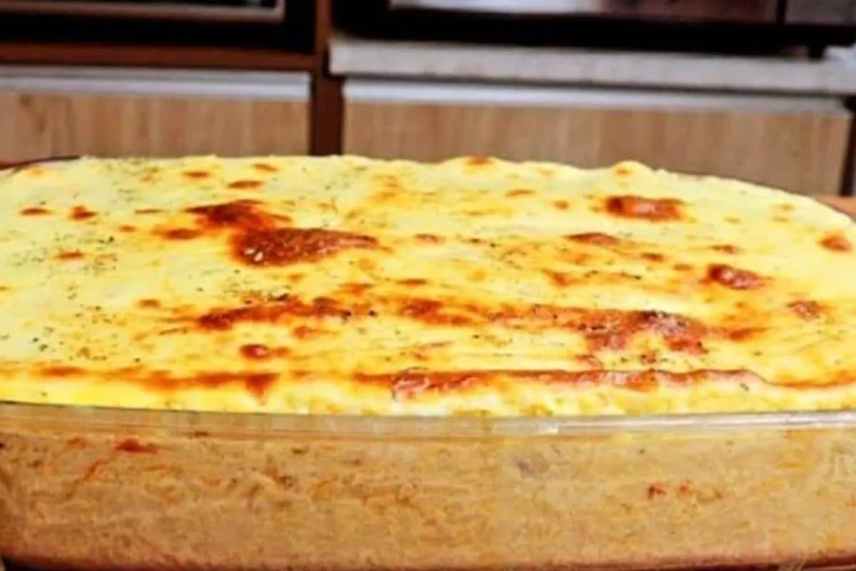 Arroz de forno com frango: seu almoço de domingo vai ficar d