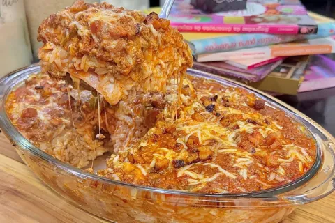 Arroz de forno delicioso e completo, para você fazer de um j
