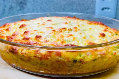 Arroz de forno delicioso feito com sobras da geladeira para 