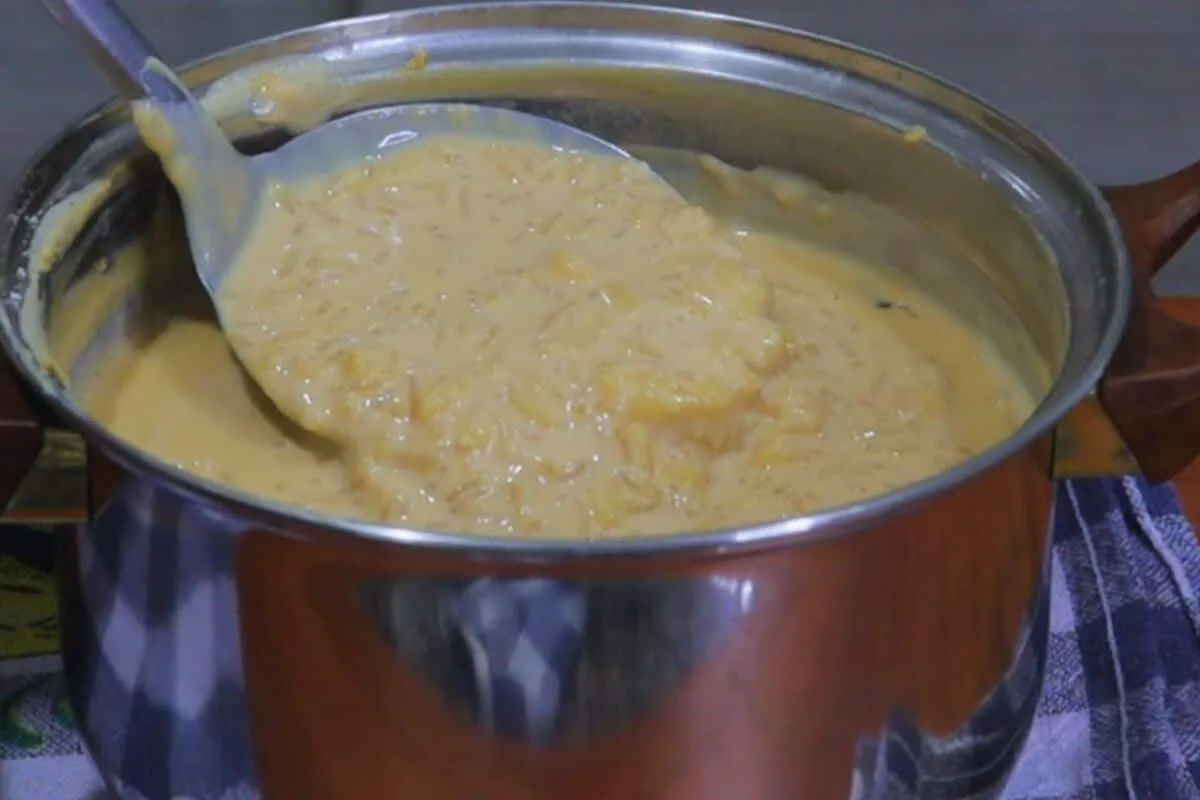 Arroz doce com leite em pó caramelizado que fica muito cremoso e com aquele gostinho de infância