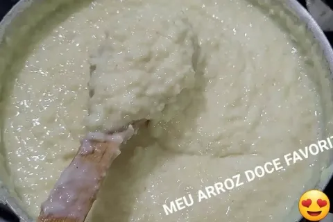 Arroz doce cremoso que fica aveludado e saboroso, uma sobrem