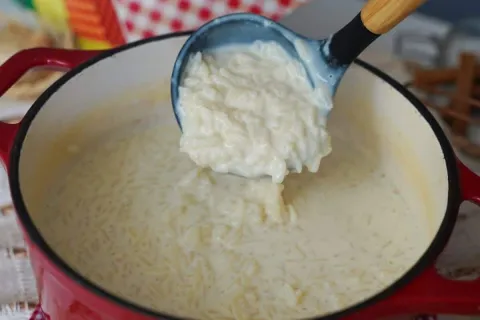 Arroz doce tradicional super cremoso e muito fácil de fazer 