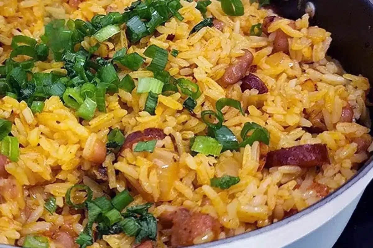 Arroz soltinho com bacon e linguiça feito na frigideira de u