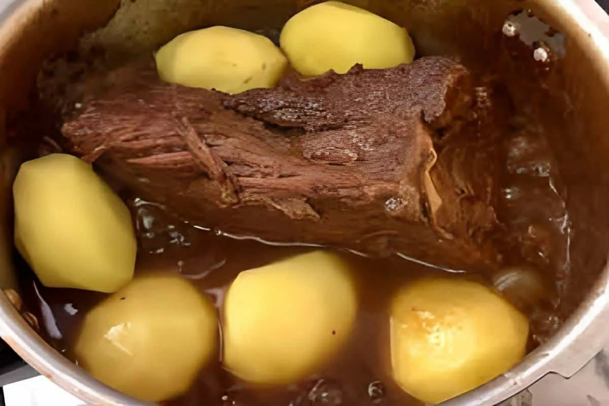 Assado de panela até carne de segunda fica macia e suculenta