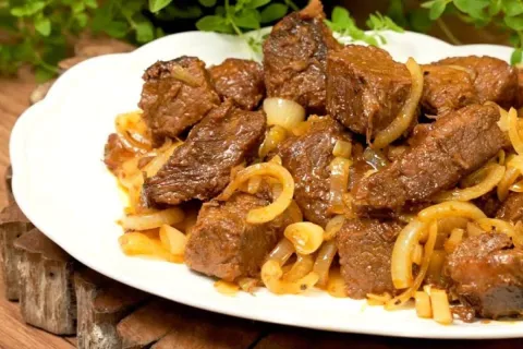 Assado de panela suculento com sabor de domingo para o almoç