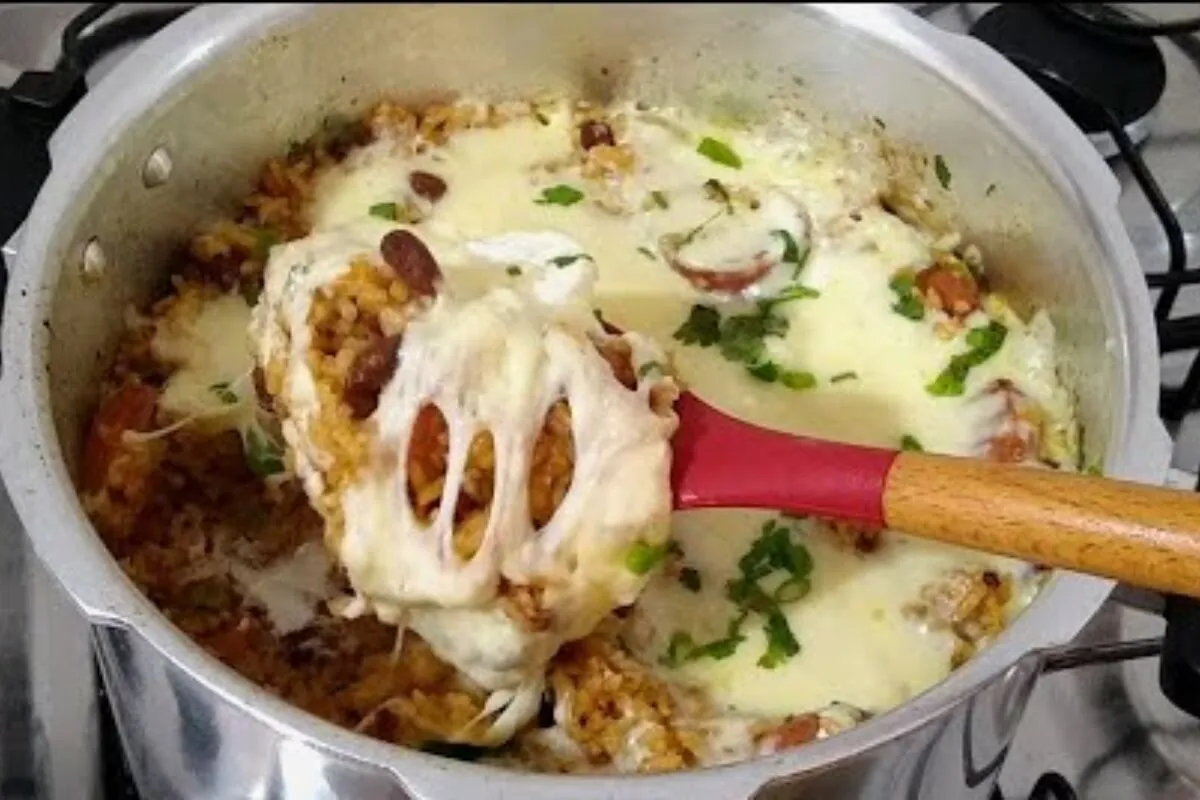 Baião de dois cremoso com linguiça, feito na panela de press