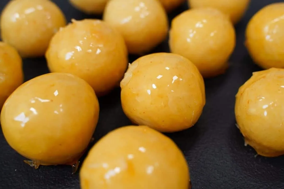 Bala baiana: crocante por fora, cremosa por dentro e com gos