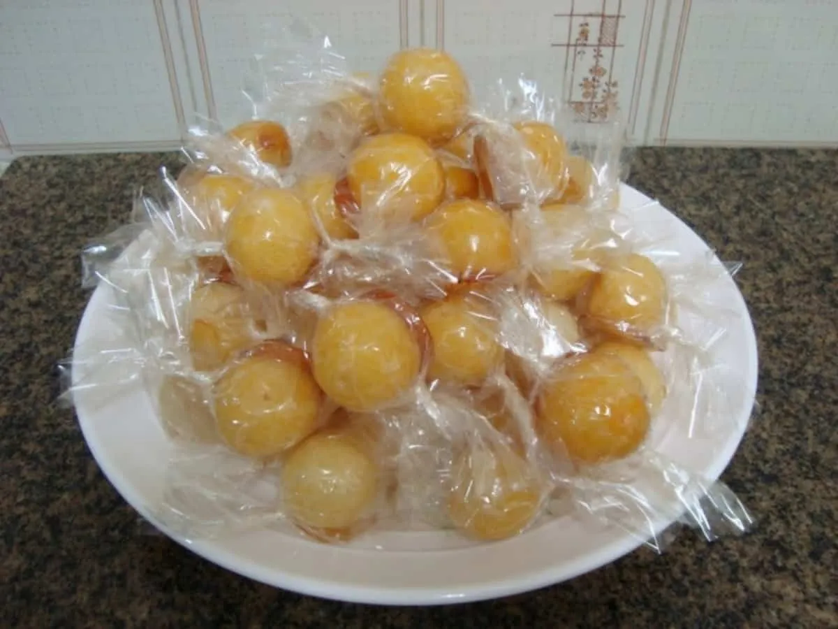 Bala baiana ou bala de vidro a bala de coco caramelizada que