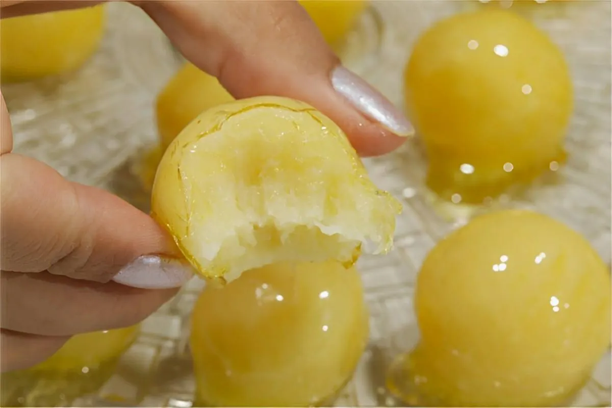 Bala de coco com casquinha crocante também chamada de bala b