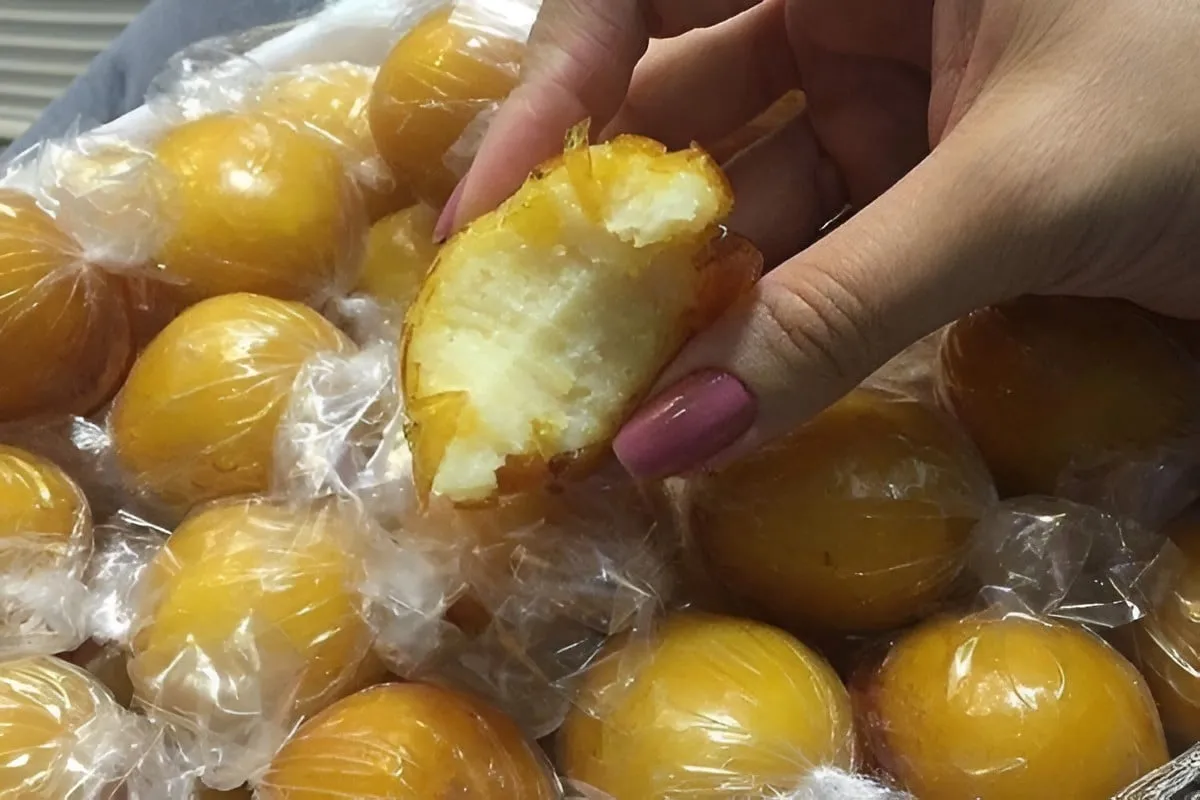 Bala de coco com casquinha de caramelo e recheio de coco igu