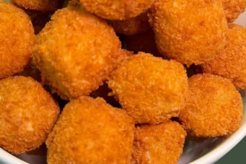 Banana frita empanada super sequinha, crocante por fora e ma