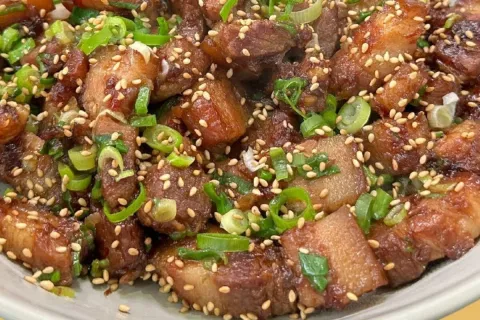 Barriga de porco cozida de um jeito muito simples para ficar