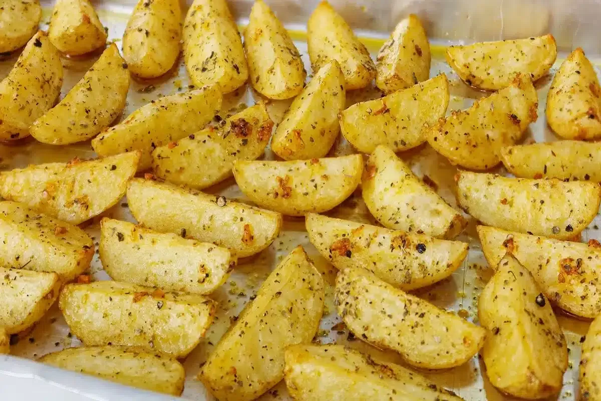 Batata assada crocante e temperadinha: você vai esquecer a b