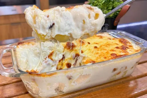 Batata cremosa de forno com bacon picadinho e muita muçarela
