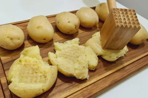 Batata de forno deliciosa e gratinada com muito queijo, para