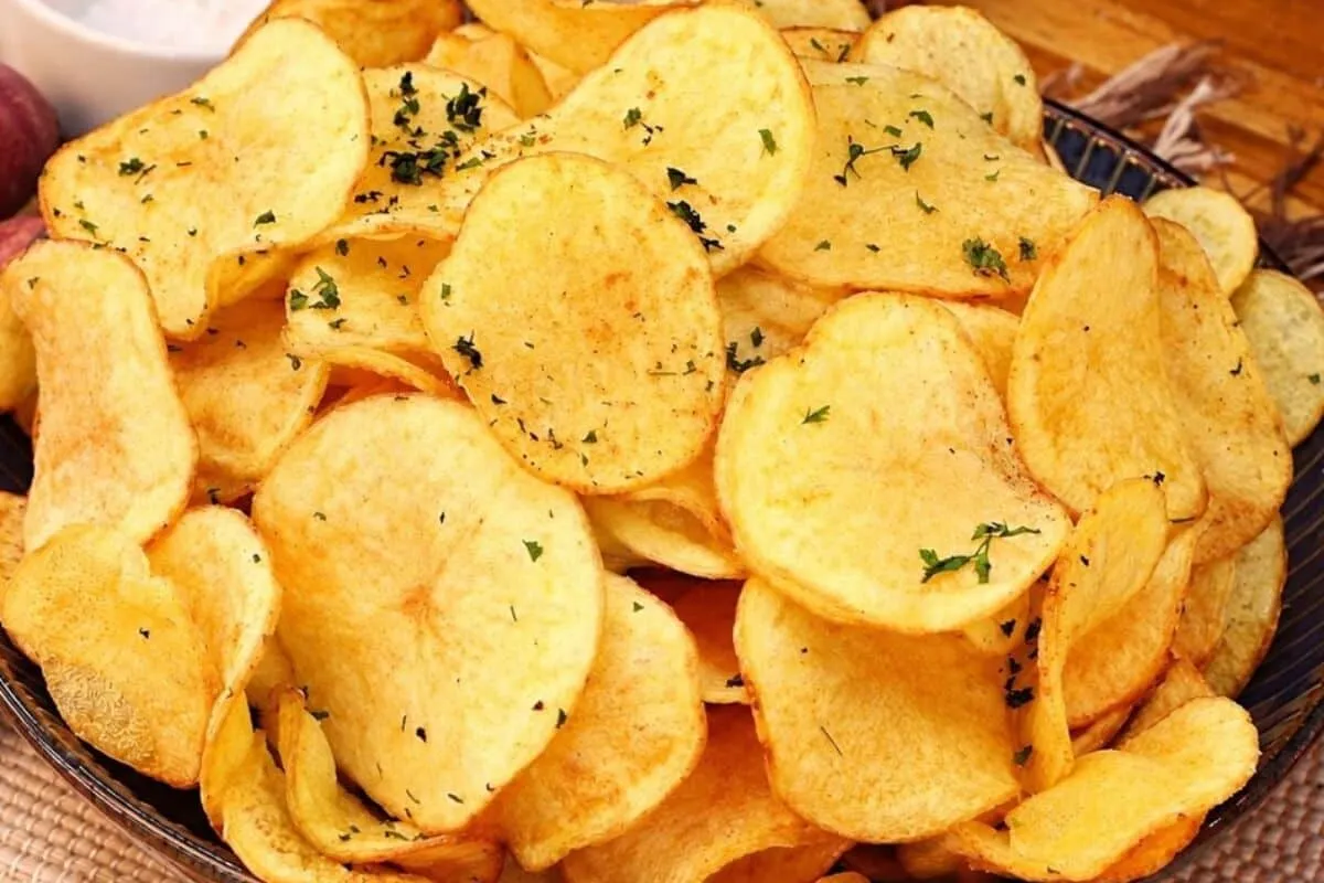 Batata doce frita crocante e sequinha estilo chips, um petis