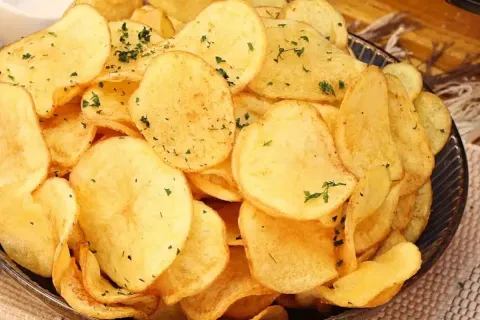 Batata frita crocante e sequinha tipo chips, para servir com