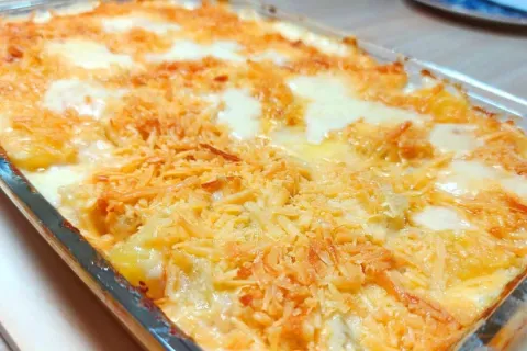 Batata gratinada ao forno com muito queijo, um acompanhament