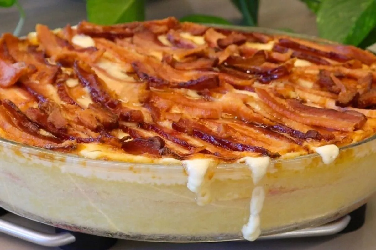 Batata gratinada com bacon crocante e bastante queijo derret
