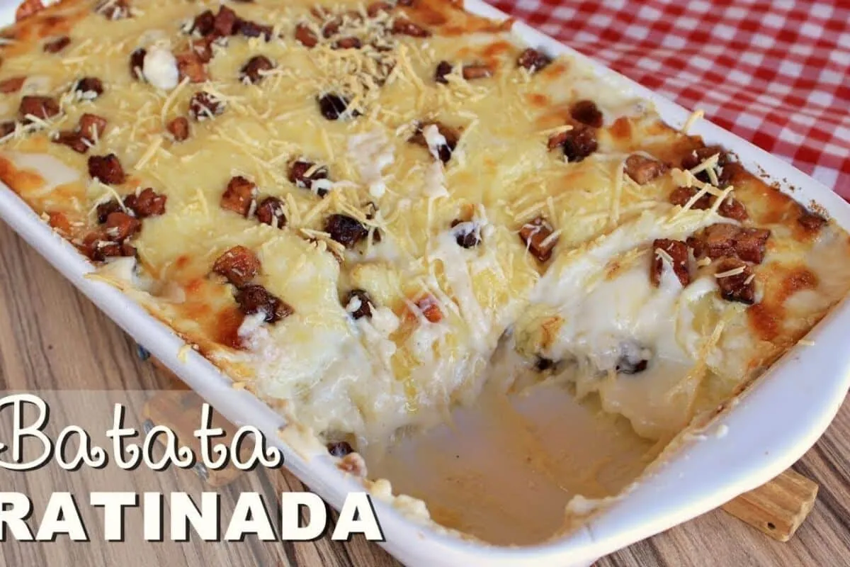 Batata gratinada com bacon e queijo derretido por cima, um a