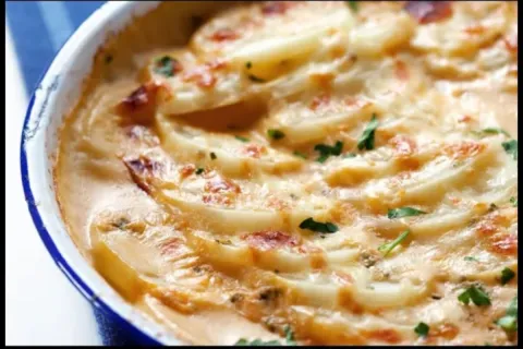 Batata gratinada com queijo derretido e um molho caseiro div