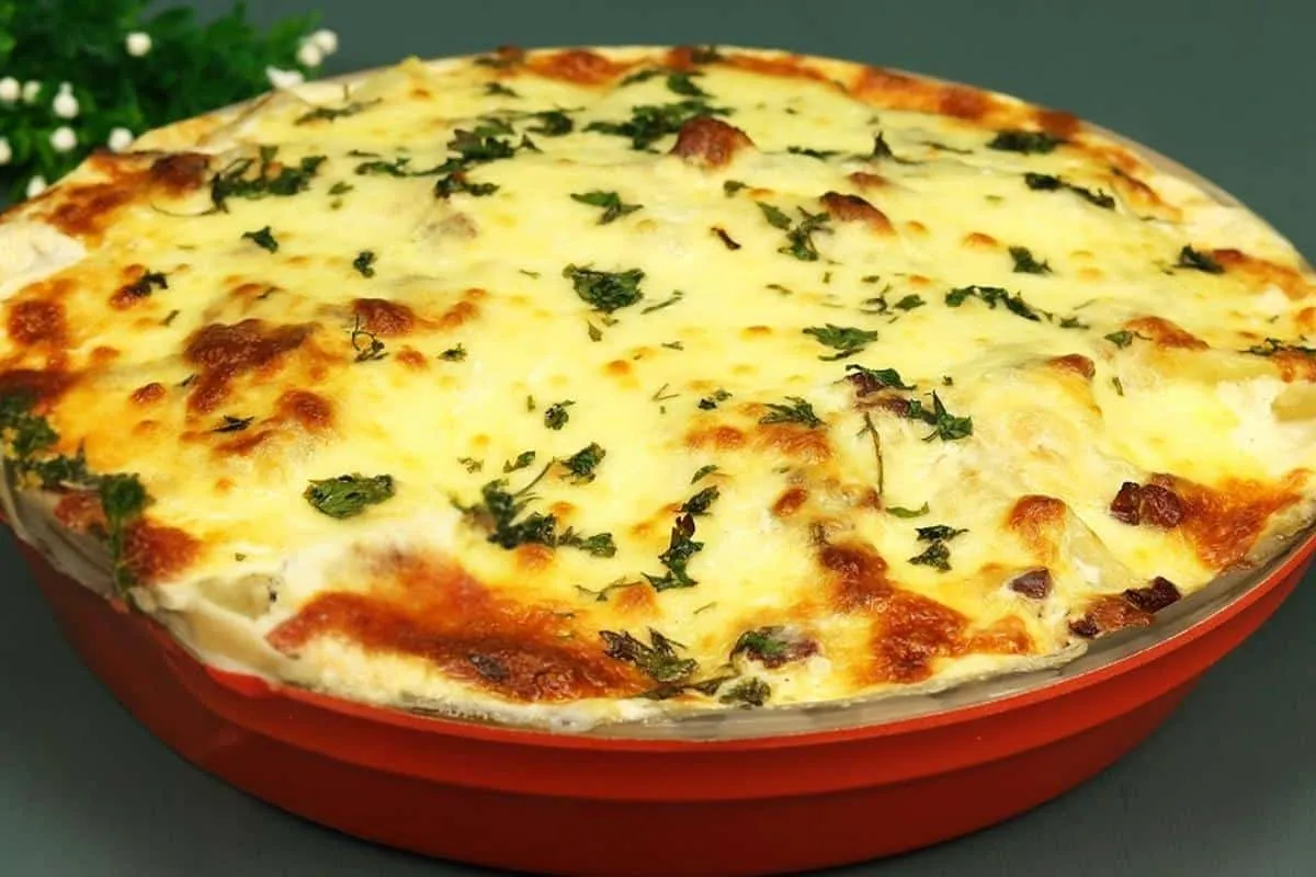 Batata gratinada cremosa para deixar seu almoço de domingo a