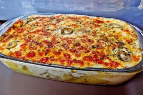Batata gratinada no forno com queijo derretido por cima, que