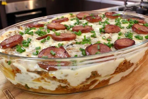 Batata recheada de forno gratinada e suculenta para servir c