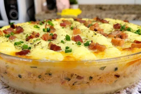 Batata recheada na travessa que não pode faltar na sua mesa 