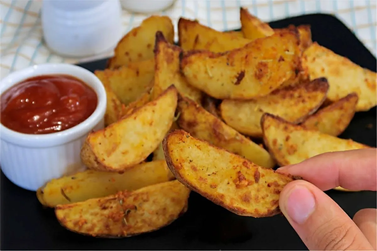 Batata rústica assada no forno ou airfryer deliciosa e perfe