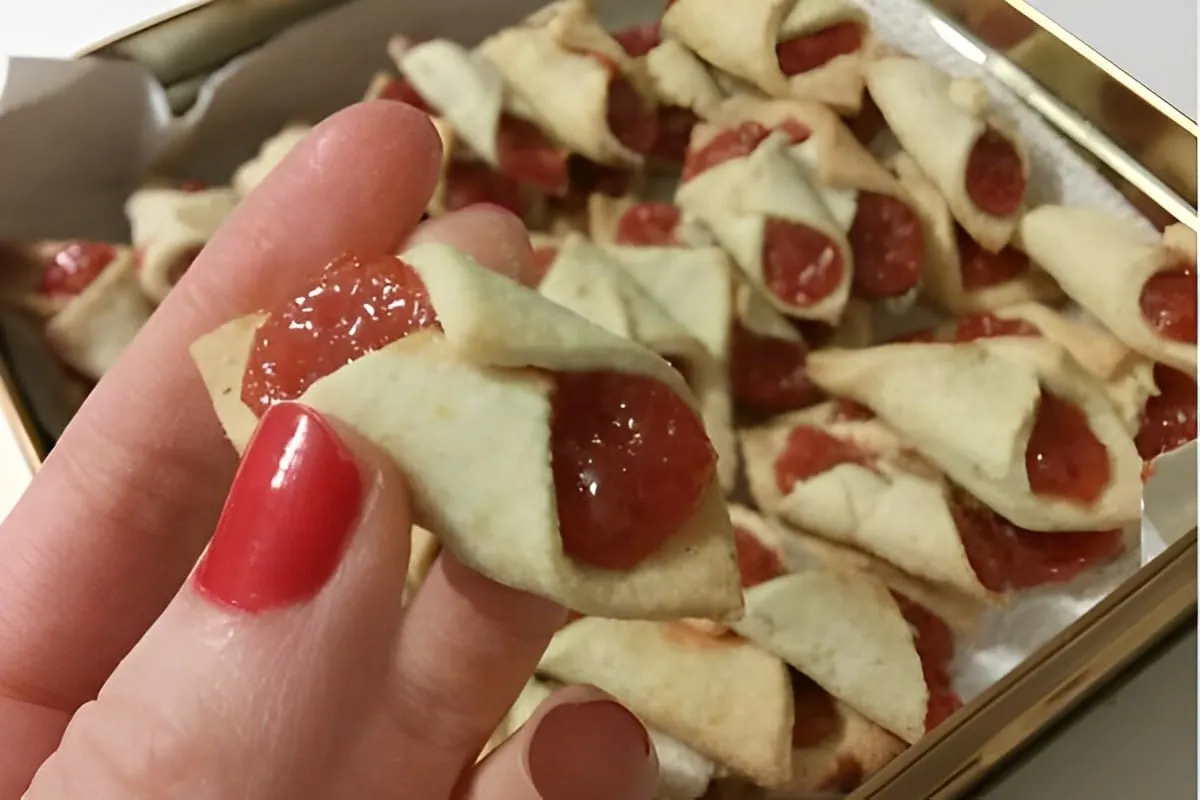 Beliscão um biscoito com massa amanteigada assado com rechei