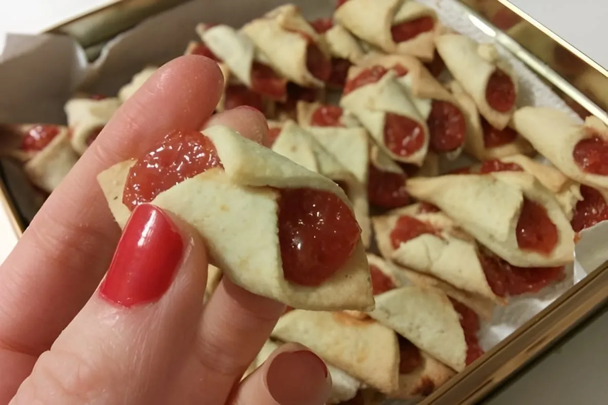 Beliscão um biscoito de massa amanteigada assado com recheio