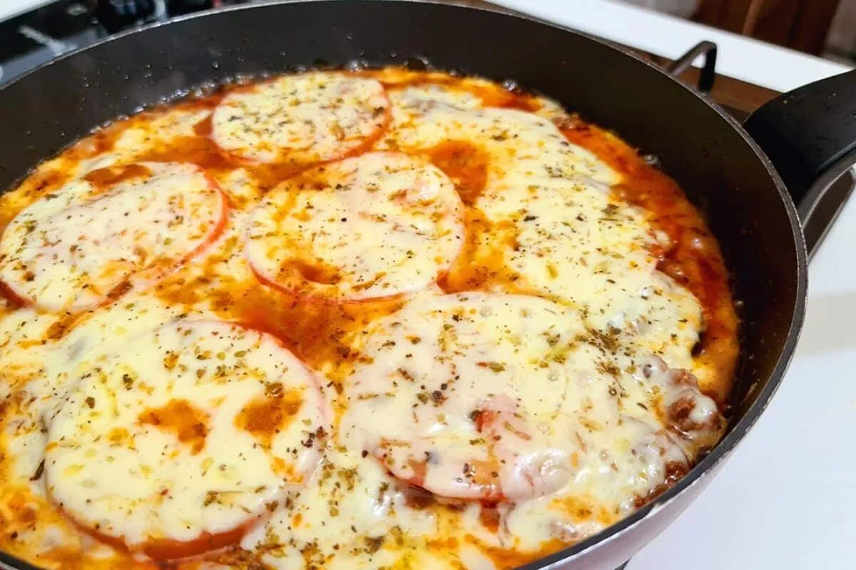 Berinjela na frigideira, um prato suculento e saboroso, feit