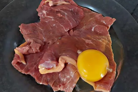 Bife à milanesa fácil empanado de um jeito que você nunca vi