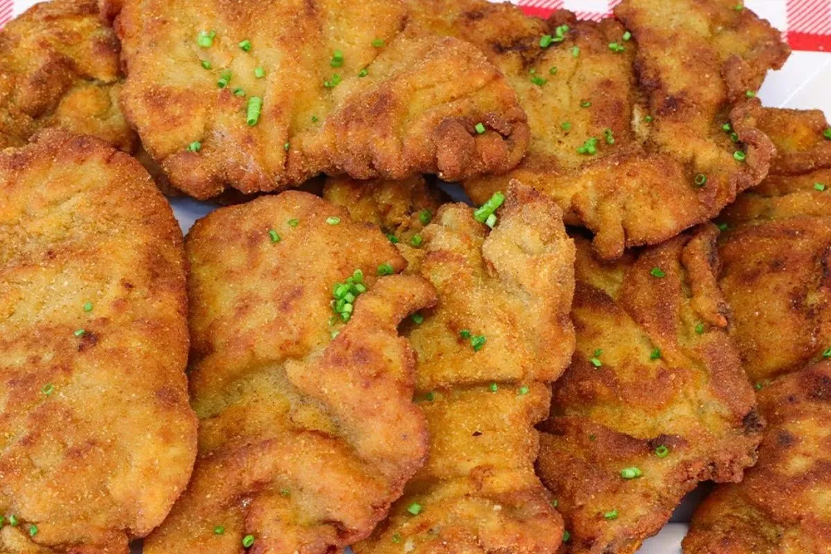 Bife à milanesa que a casquinha não solta da carne depois de