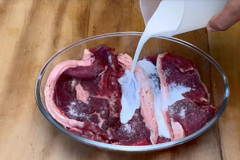 Bife à parmegiana assado bem macio e saboroso feito com um t