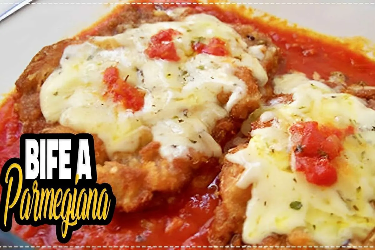 Bife à parmegiana delicioso e perfeito para a refeição de to