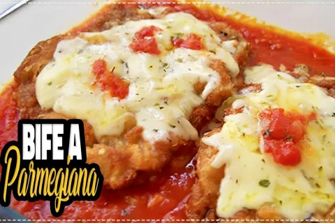 Bife à parmegiana delicioso e perfeito para a refeição de to